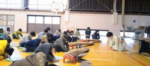 行徳小学校で箏の体験授業をする渡部佳奈子