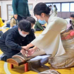 行徳小学校で箏の体験授業をする渡部佳奈子