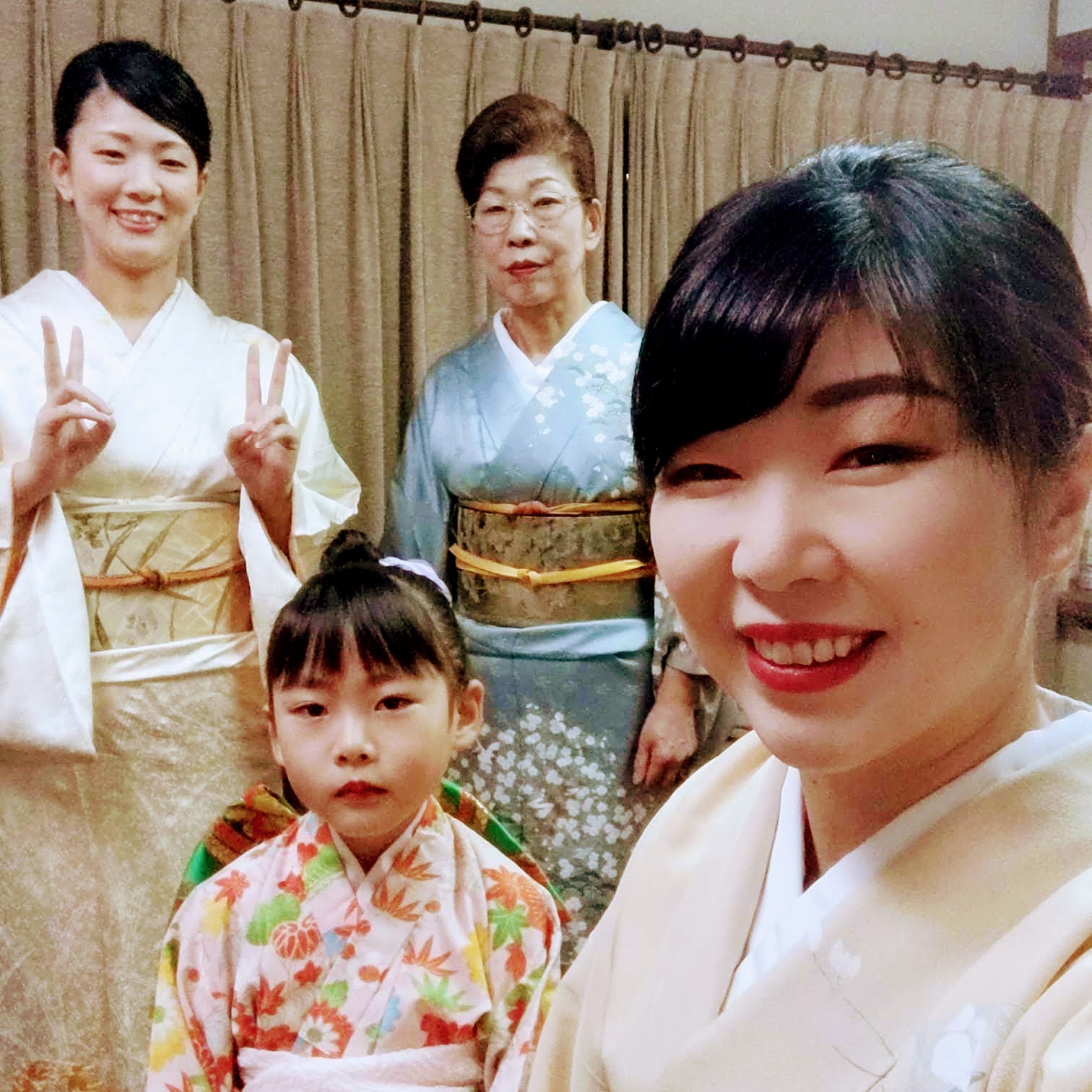 日本遺産開成館で箏曲演奏をする佳寿美会のメンバー